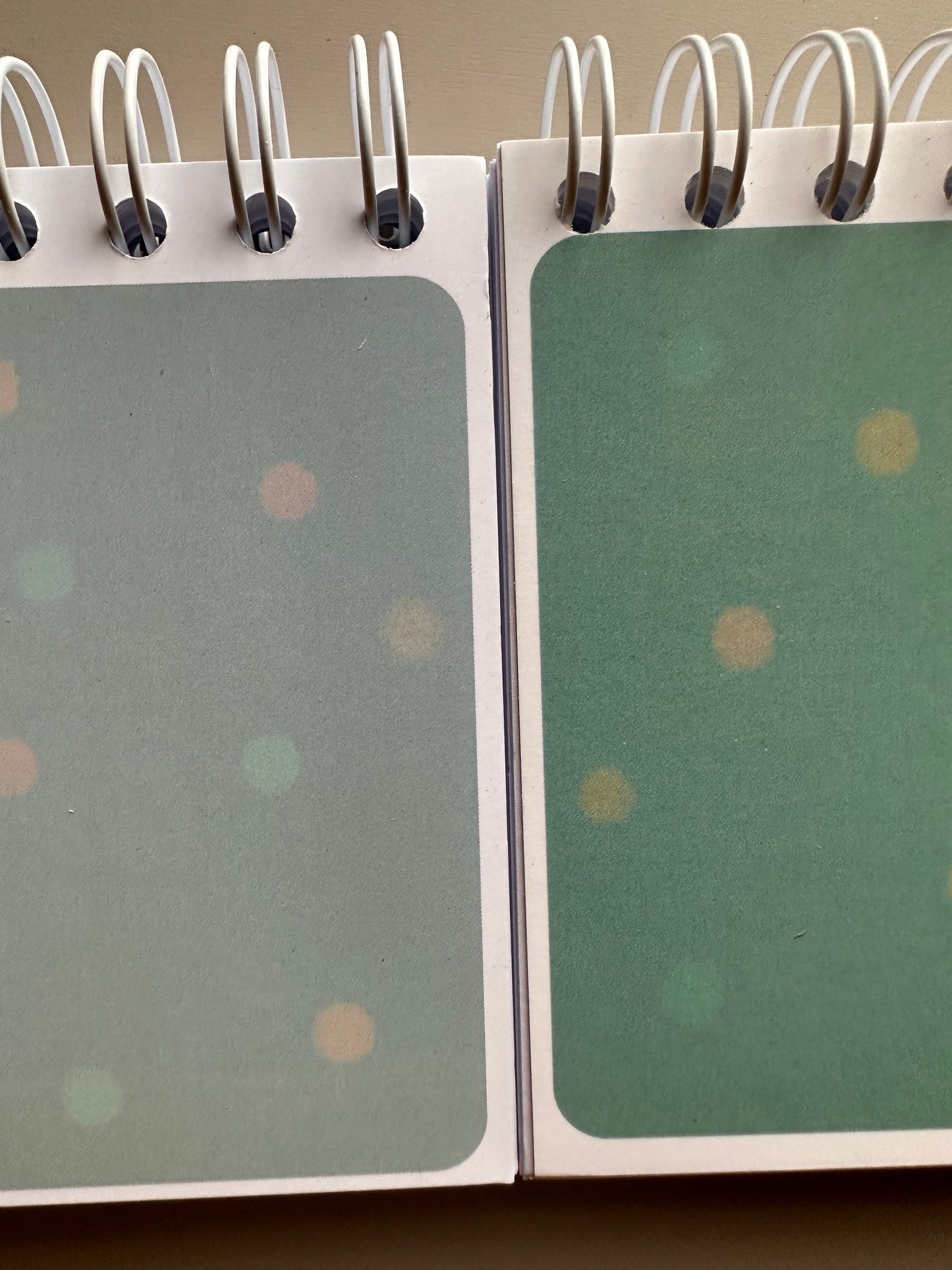 B-Ware dunklere Farbe: Tischplaner Regenbogen-Boho-Stil - Schuljahr 2023/2024