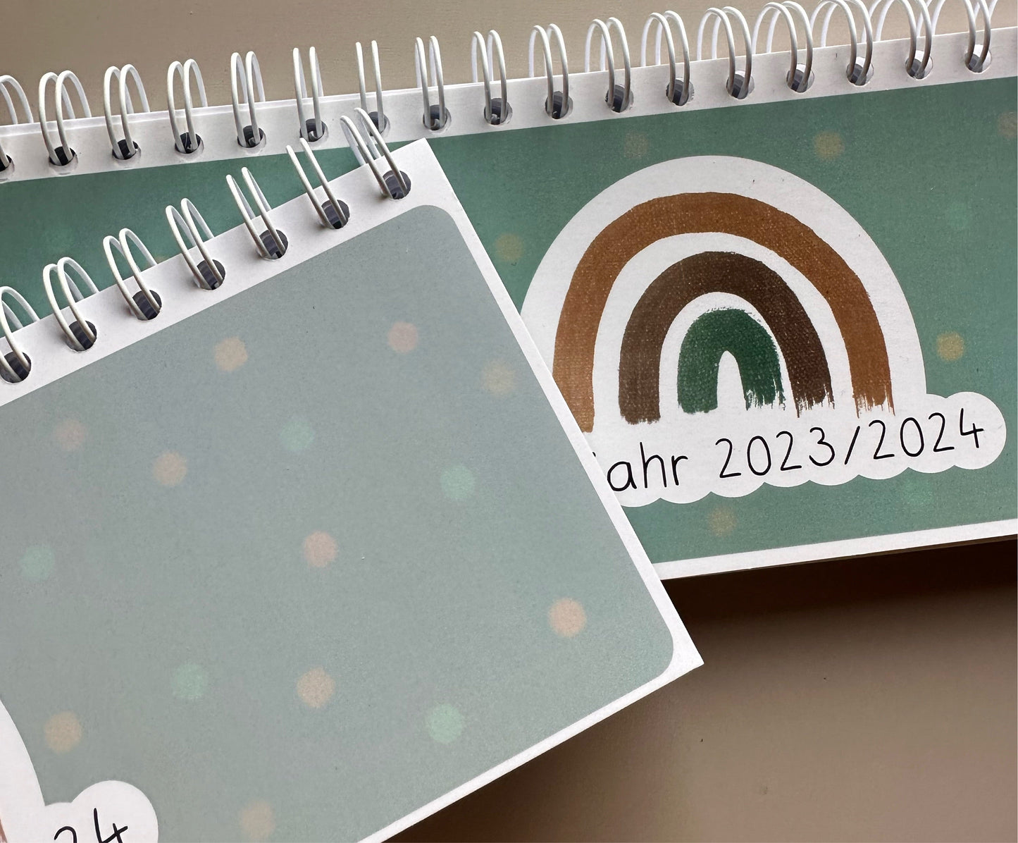 B-Ware größere Spirale und dunklere Farbe: Tischplaner Regenbogen-Boho-Stil - Schuljahr 2023/2024